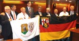 Dr. Theo Zwanziger, Staatssekretär Roger Lewentz und Walter Desch mit Jenö Buzánszky und Horst Eckel bei der Gründung der Jenö-Buzánszky-Stiftung