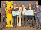 Holger Wienpahl, Franz Beckenbauer, Thomas Gottschalk, Dr. Hans Riegel, Roger Lewentz und Horst Eckel platzieren sich mit den HARIBO-Goldbär zum Gruppenfoto
