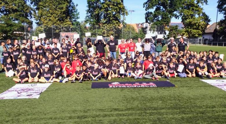 Integrationsturnier in Hatzenbühl - Team &quot;FCK&quot; auf Platz 1